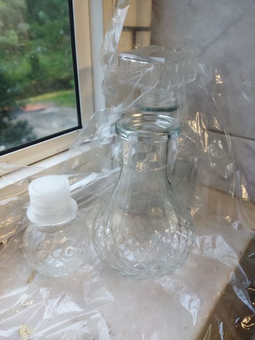 1 licoreira e 1 garrafa de whisky