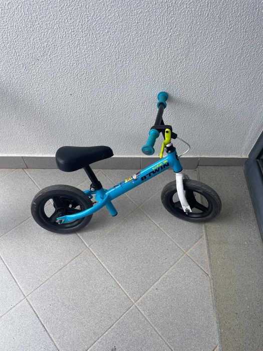 Bicicleta azul da BTWIN- de aprendizagem