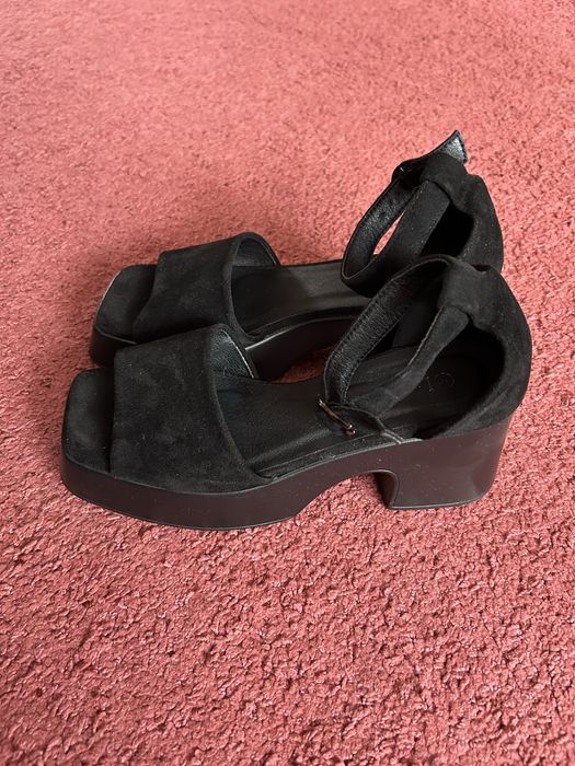 Женские черные босоножки на каблуке