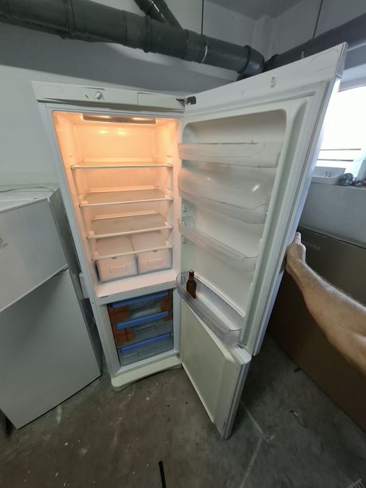 Frigorífico indesit a um preço acessível 1.85 altura  0.59 largura e 0.59 profundidade