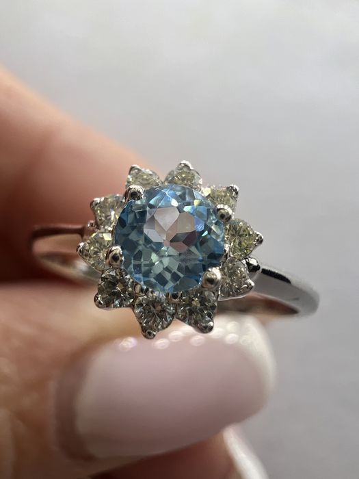 Золотое кольцо с бриллиатами и топазом р.17 белое золото 585 проба