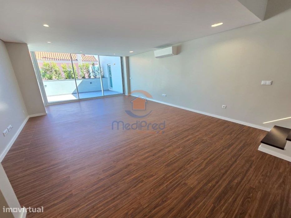 Moradia T3+1 NOVA com Terraço Panorâmico e Rooftop | Famões, Odivelas