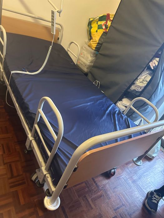 Cama hospitalar eléctrica com comando, 4 barras de proteção e pendural