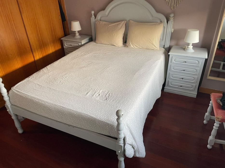 Cama de casal 200 x 140cm + 2 Mesas cabeceira + 2 cadeiras em bom estado