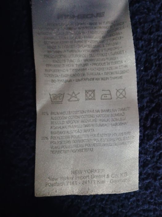 Granatowa bluza z kapturem