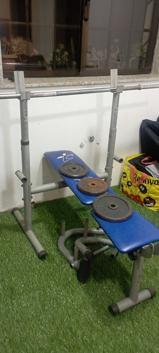 Um mini ginásio com tudo