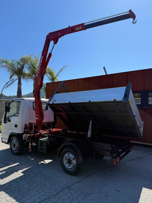 Carrinha Isuzu tribasculante com grua