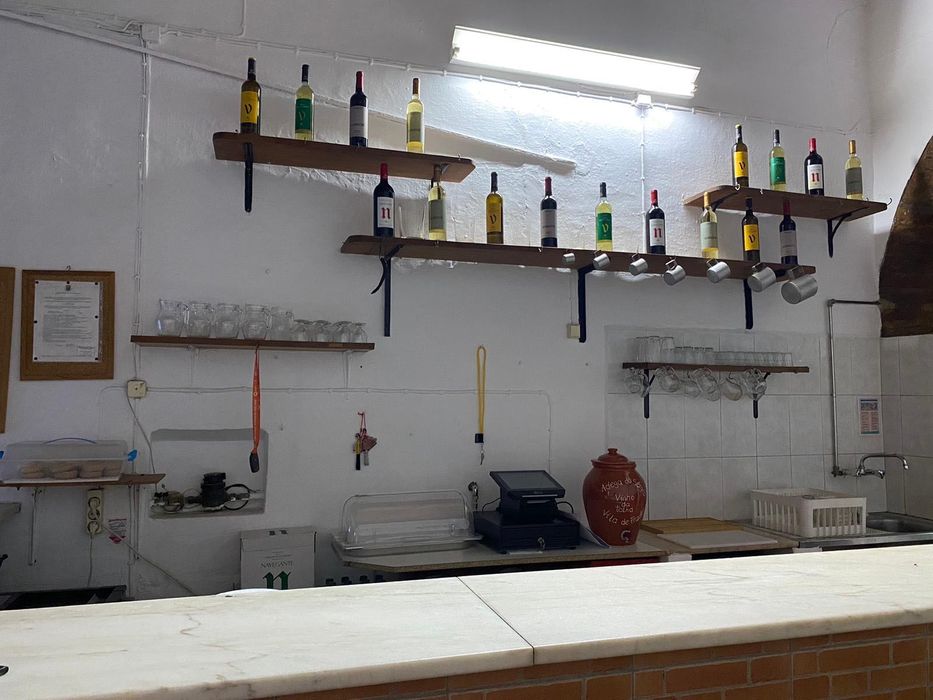 Vende-se taberna/adega