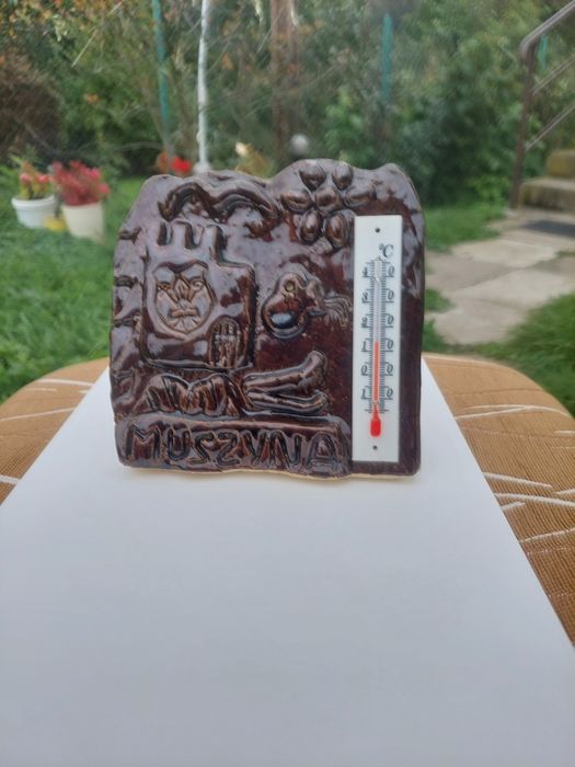 Płaskorzeźba z gliny, szkliwiona z termometrem