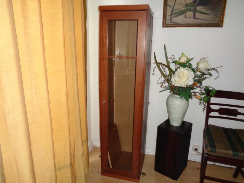 Estante com porta de vidro e prateleiras amoviveis