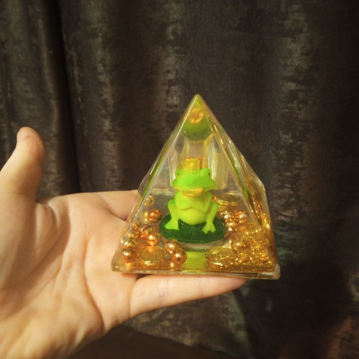 Продам статуэтку пирамиду подставка для ручек