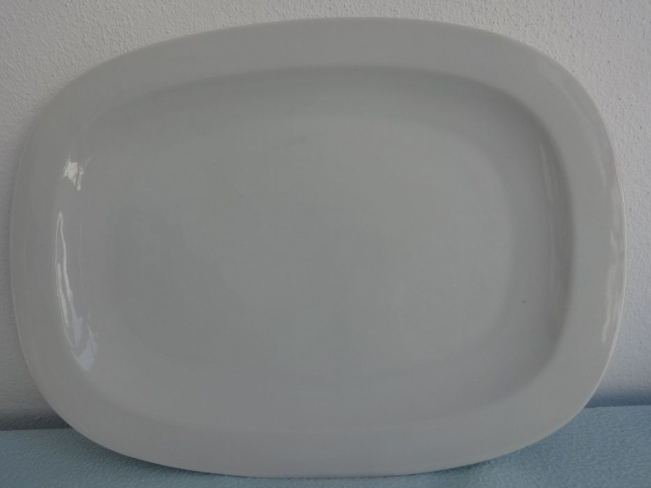 Travessa em loiça branca rectangular