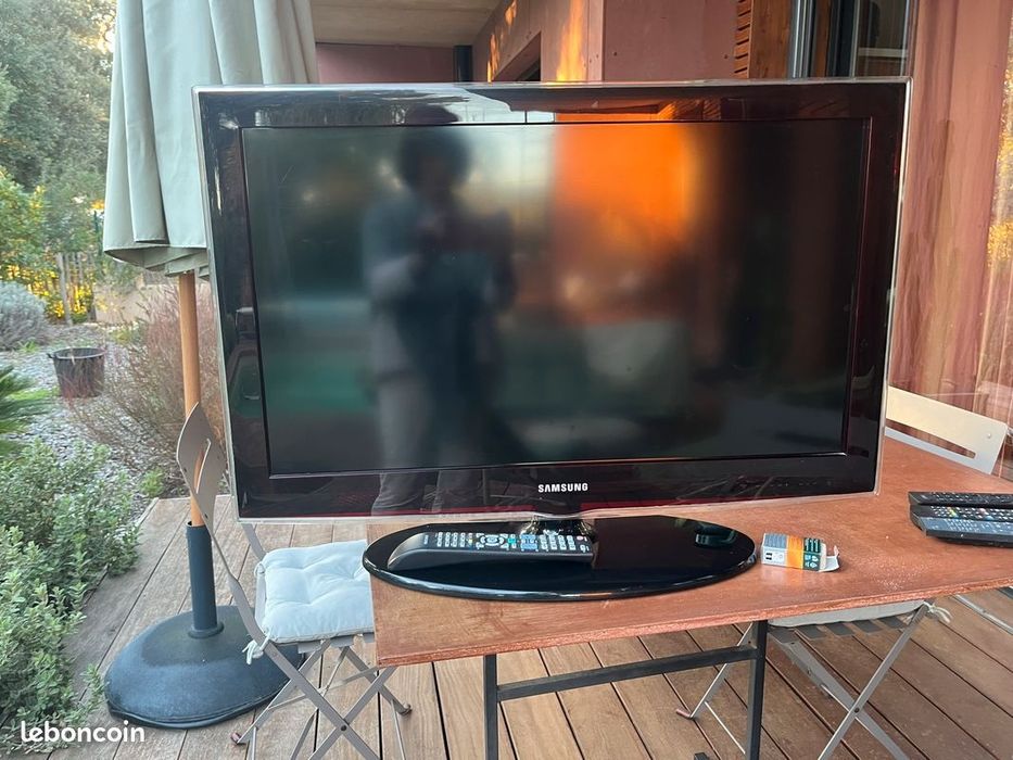 32" Samsung LCD + pilot i podstawka