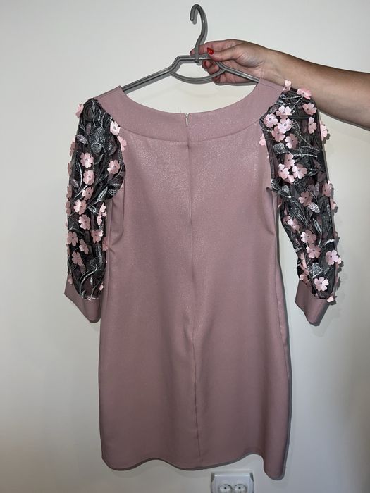 Продам ніжне плаття кольору пудри з квітковими рукавами