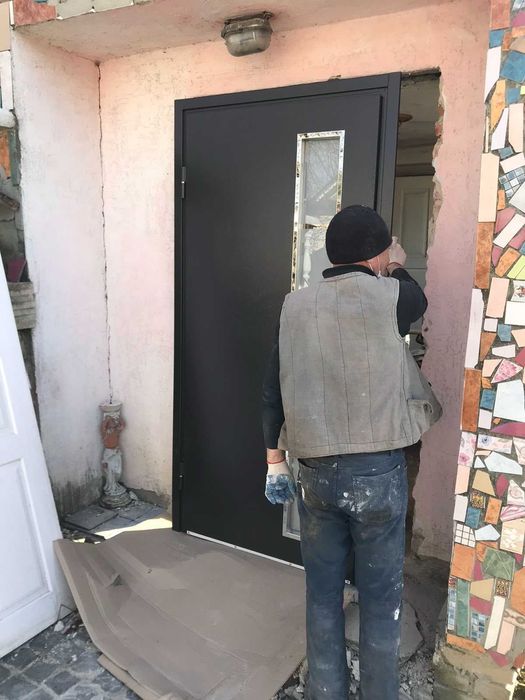 Монтаж вхідних бронірованих та міжкімнатних дверей