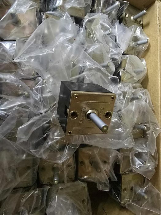 Тумблера ппг-15к-2с, 2внг-15,2ВГ15-2С
ВГ-15К-2С -28шт

2В