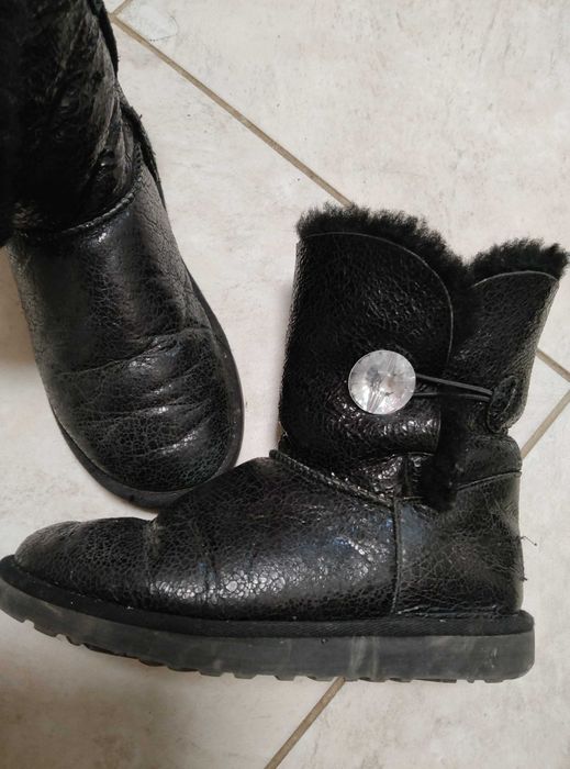Розпродаж взуття reebok кросівки ugg угі натуральні босоніжки жіночі
