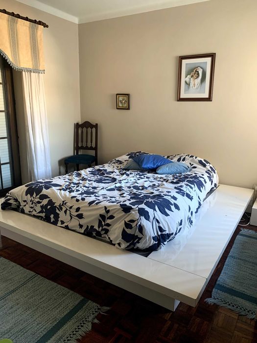 Cama branca lacada com arrumação