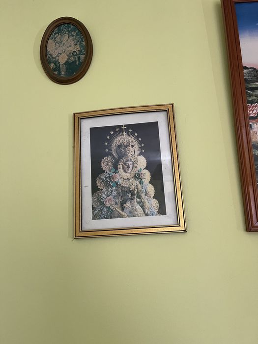 Cama de ferro e quadros antigos