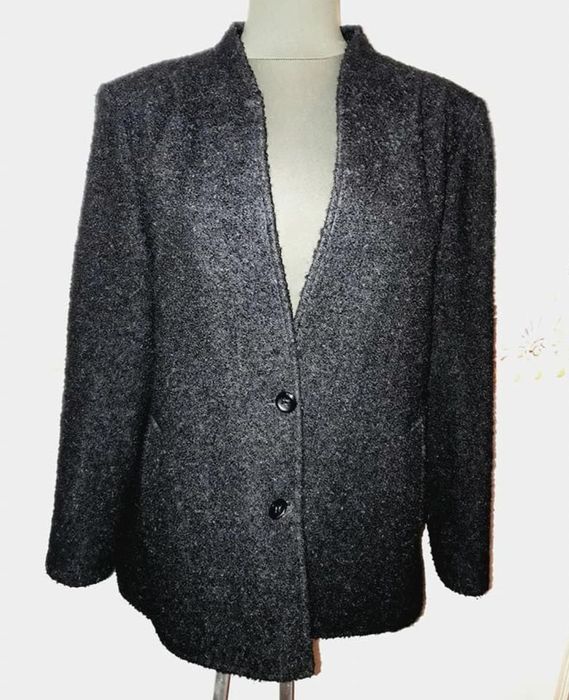 Casaco preto em fazenda