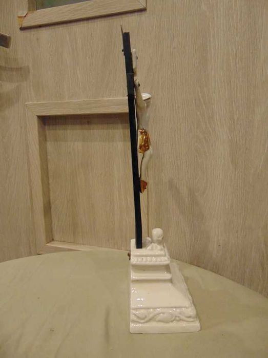 Secesja,stojący porcelanowy krzyż,P.Jezus,wys.29,5 cm.
