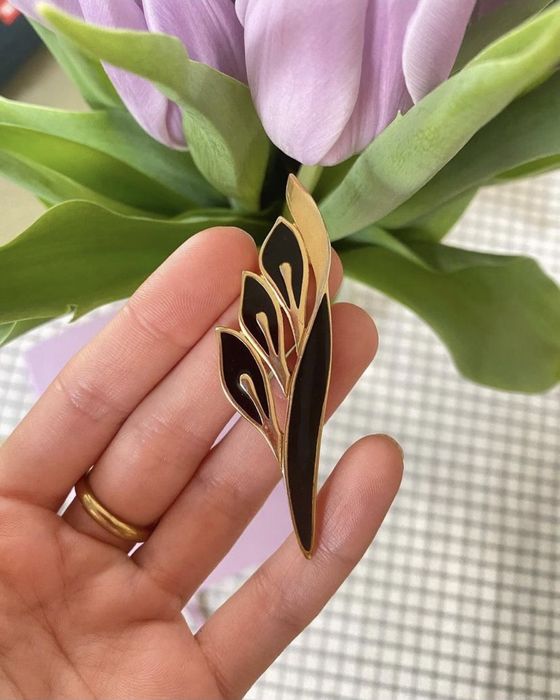 Vintage retro broszka Givenchy 1981 rok lilia z czarna emalia