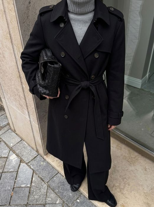Czarny dwurzędowy płaszcz trencz z paskiem | Black double-breasted trench coat