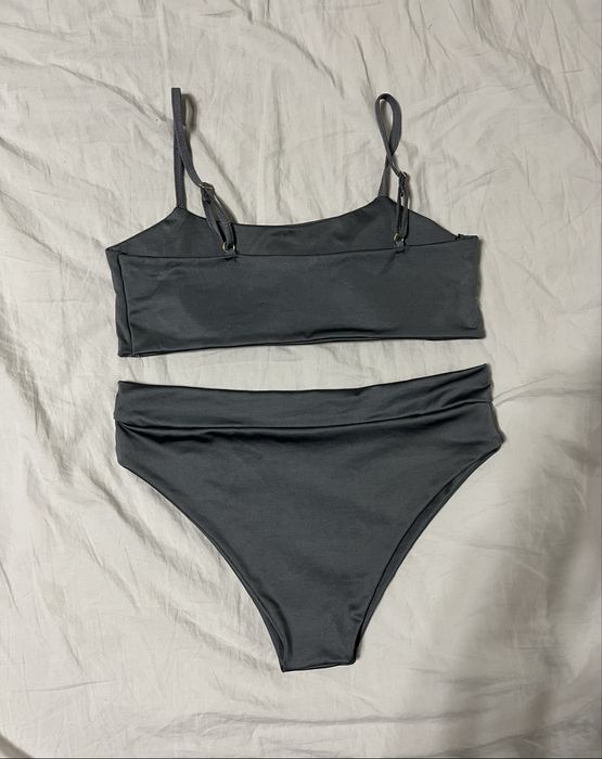 szary strój kąpielowy