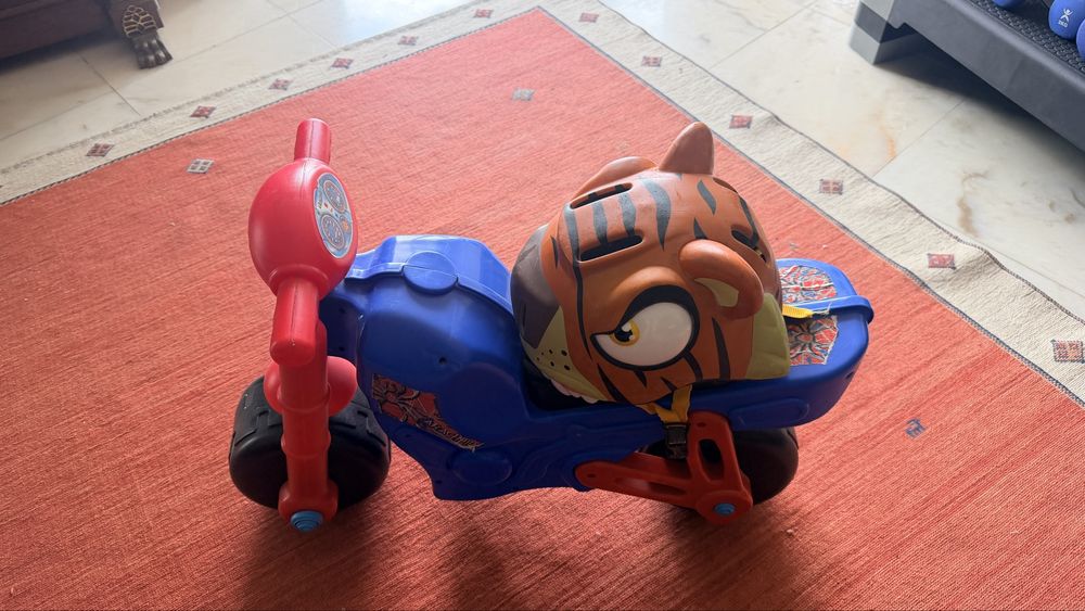 Bicicleta bebés + capacete tigre