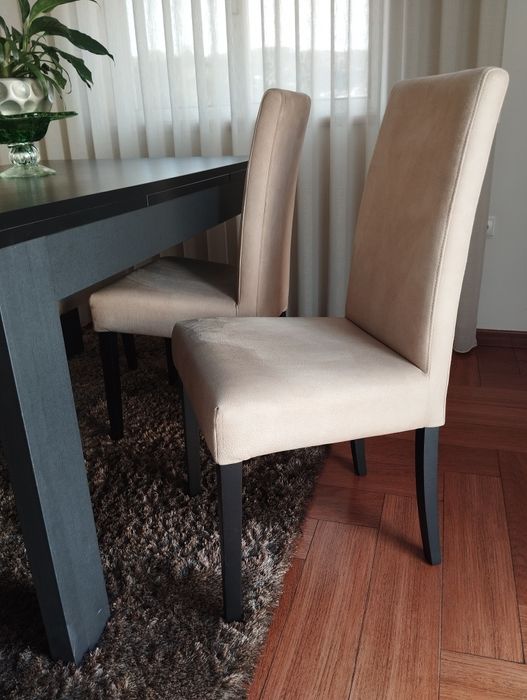 Mesa extensível, 4 cadeiras e carpete