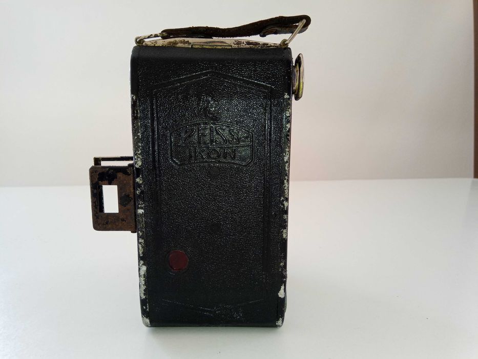 Câmara fotográfica antiga ZEISS IKONTA. Relíquia.