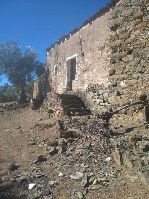 Casa rustica em xisto com terreno e olival