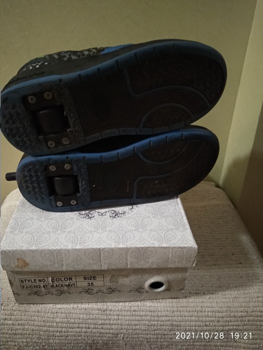 Детские кроссовки с роликами