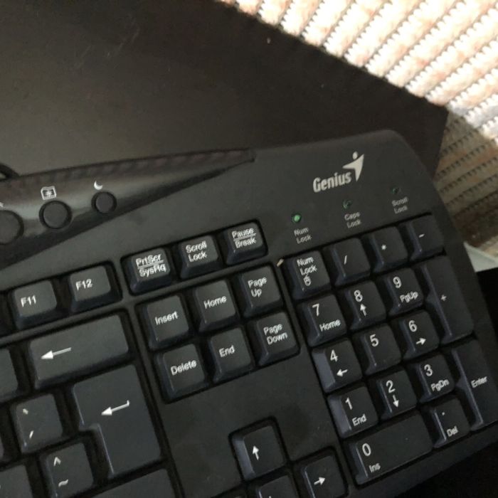 Teclado de computador marca Genius