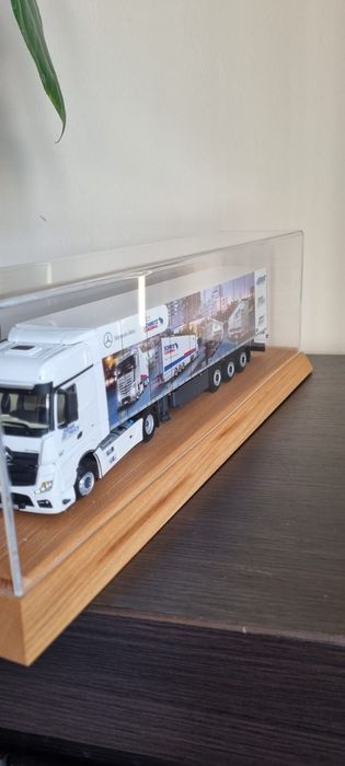 Model ciągnika Mercedes z naczepą Schmitz Cargobull