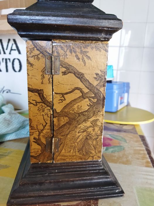 Relógio antigo... Todo em madeira