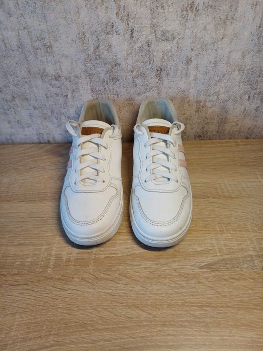 Кросівки 36р білі