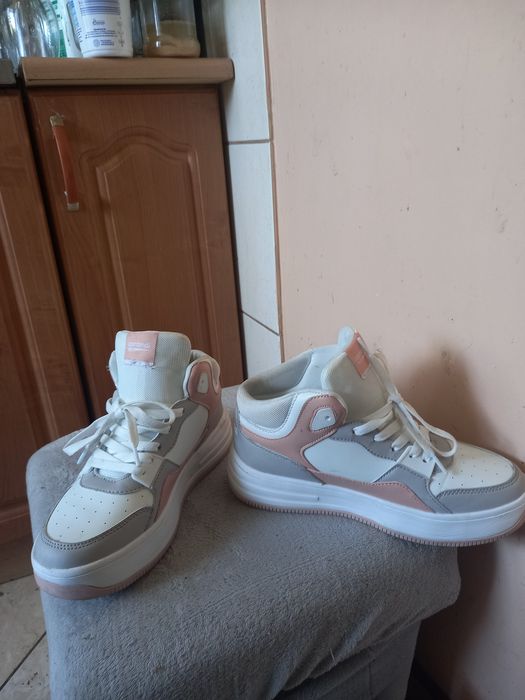 Buty białe sportowe wygodne lekkie marki sprandi