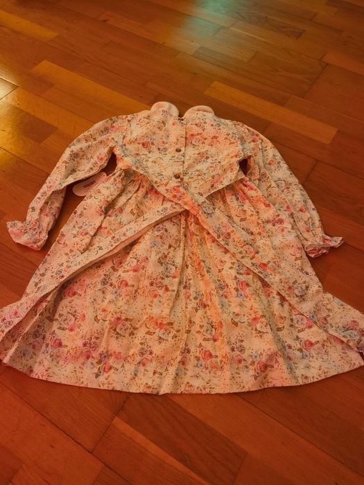 NOVO Vestido branco com flores - pó de talco