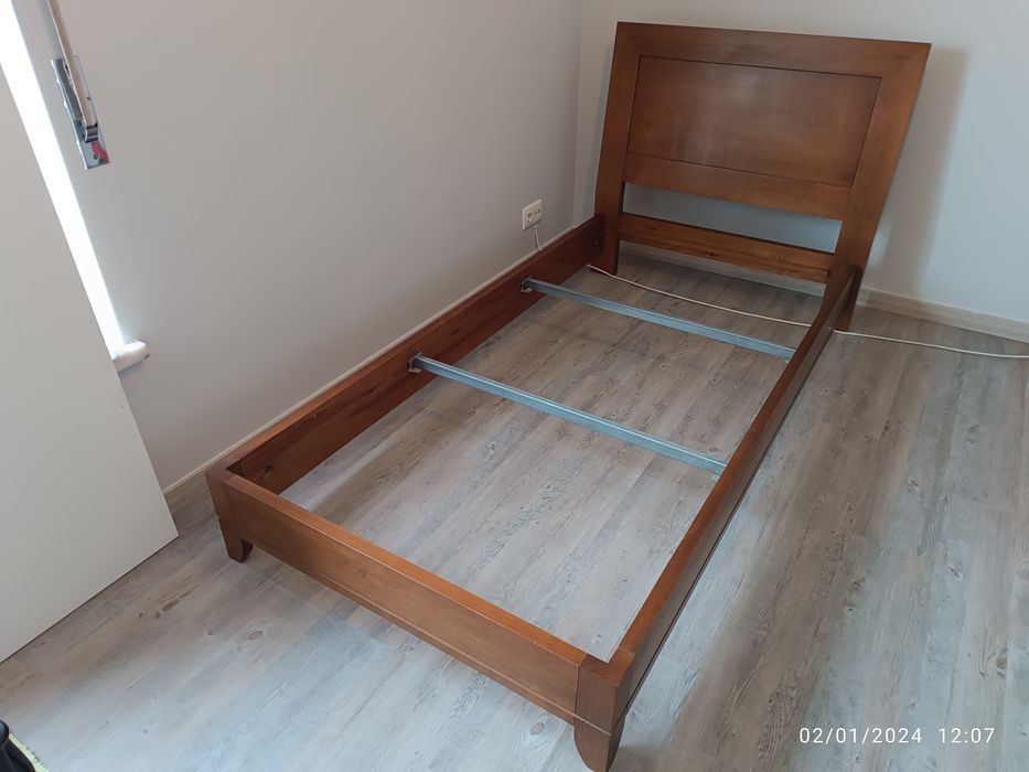 Cama de corpo e meio de cerejeira