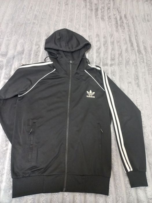 Чоловічий спортивний костюм