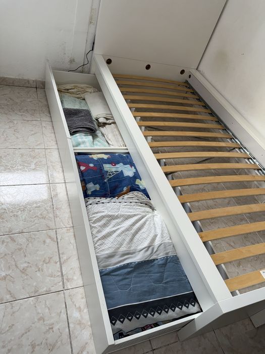 Vendo Cama com Estrado, 2 Gavetas e Colchão