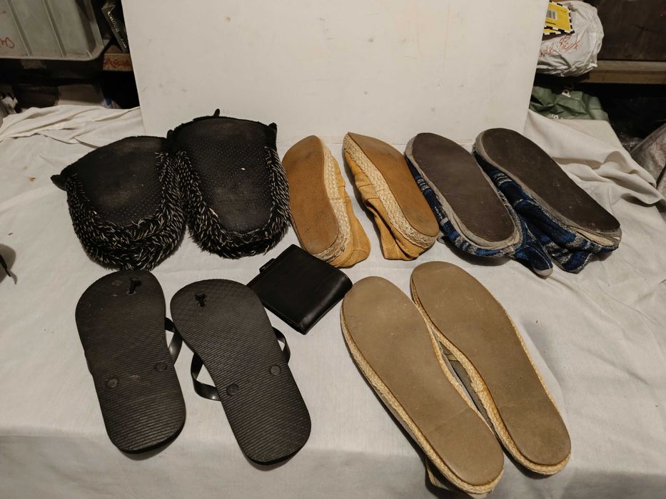 Conjunto calçado: sapatilhas, pantufas e chinelos