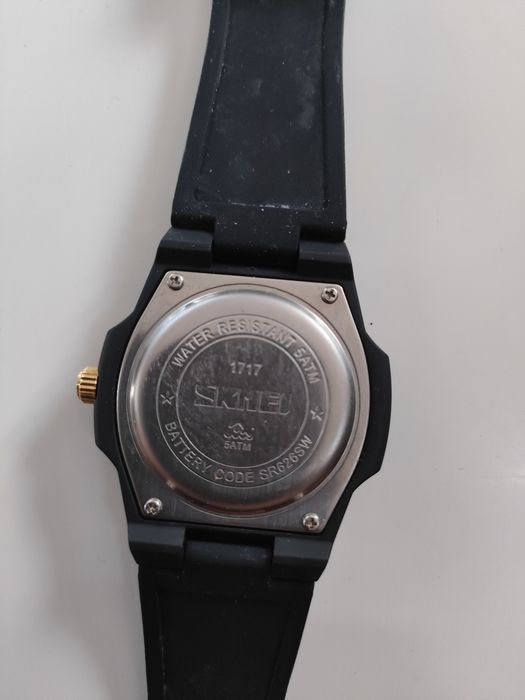 Zegarek wodoodporny 5 ATM.