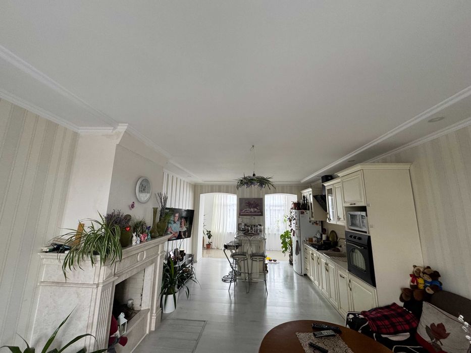 Простора квартира 110 м² біля Дерибасівської! Центр міста, діючий камін, газ, 4 окремі кімнати. Район «Книжки» та Соборної площі - Več
