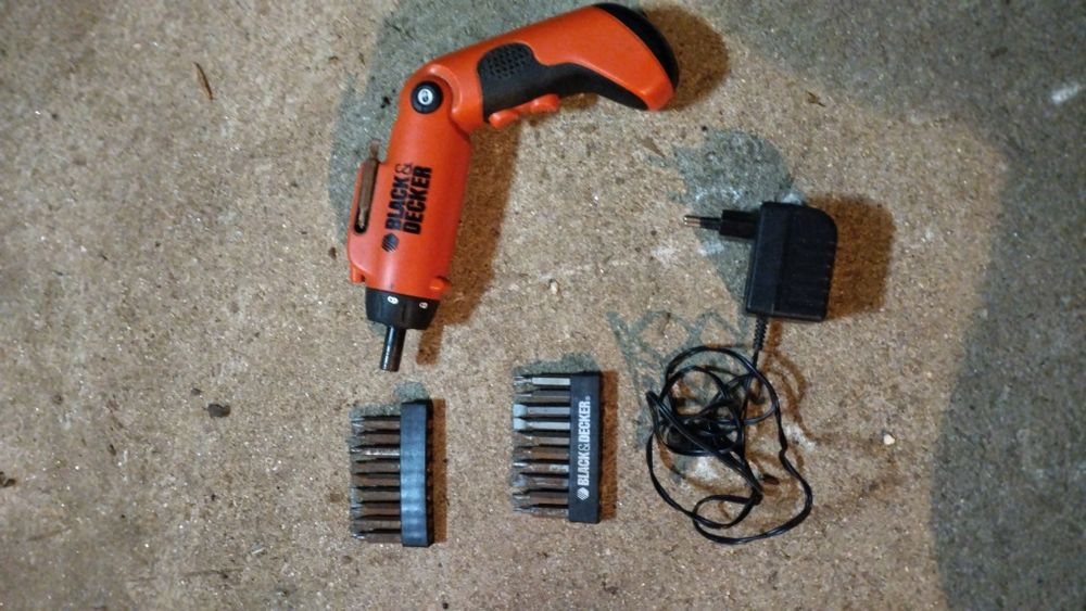 aparafusadora sem fios Black & Decker KC1036.