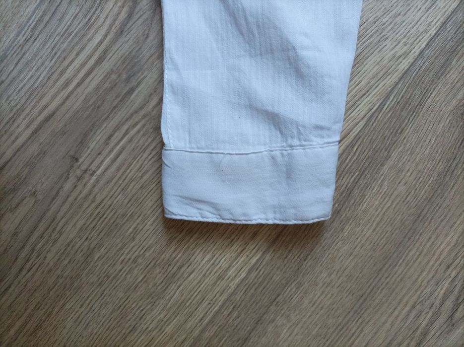 Biała koszula na długi rękaw