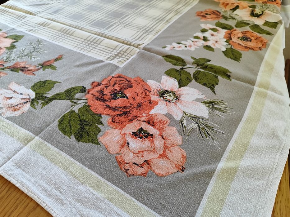 Lniany obrus w kwiaty i kratkę vintage PRL 125 x 140 cm