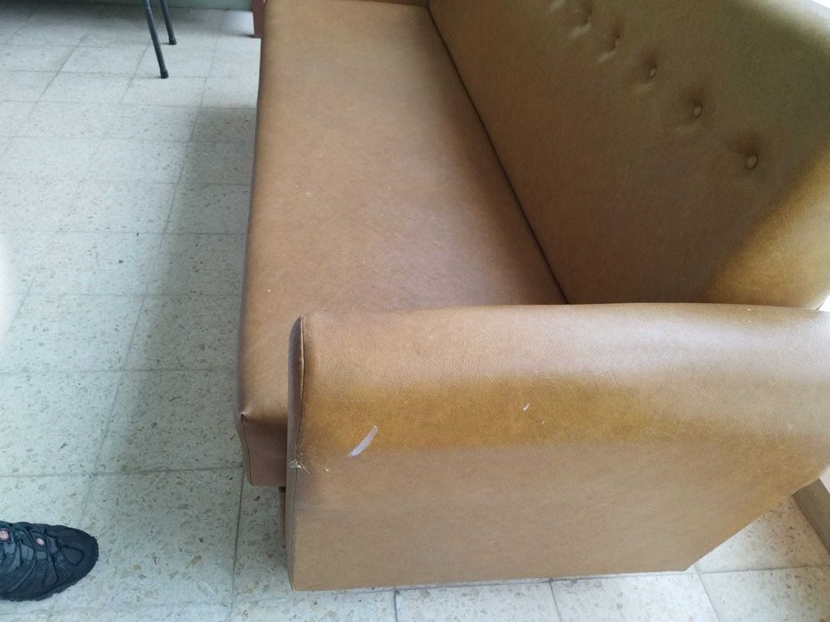Sofá-cama 3 lugares estilo vintage / mid century em napa caramelo