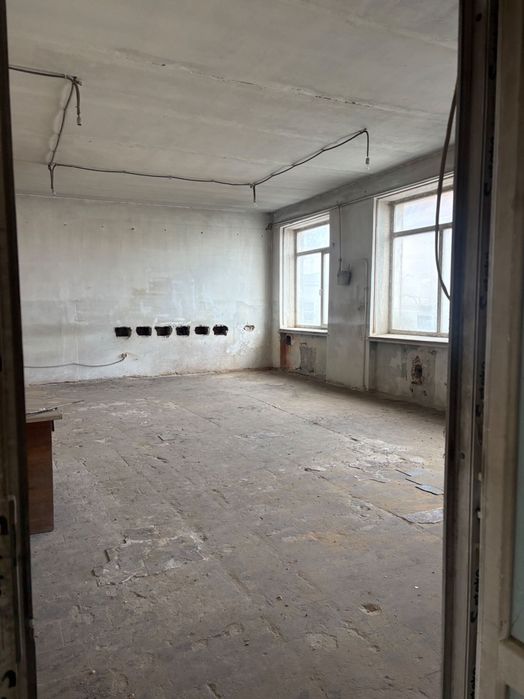 Продаж 4-ри поверхової адмінбудівлі
